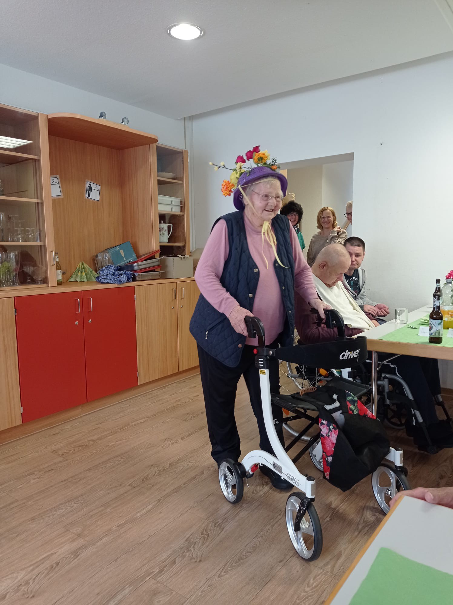Bewohnerin präsentiert Hut auf dem Kopf