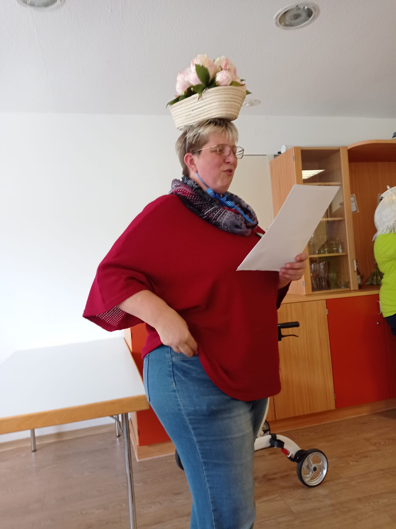 Mitarbeiterin mit Hut auf dem Kopf