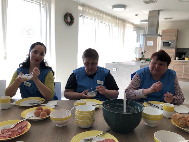 Mitarbeiterinnen am Fr&uuml;hst&uuml;ckstisch