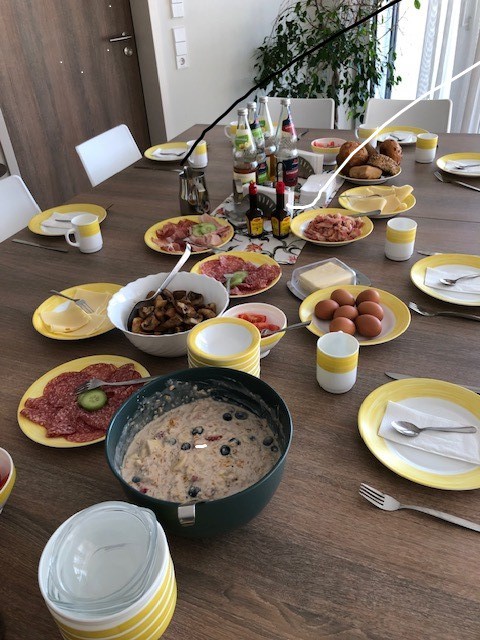 Reich gedeckte Frühstückstafel