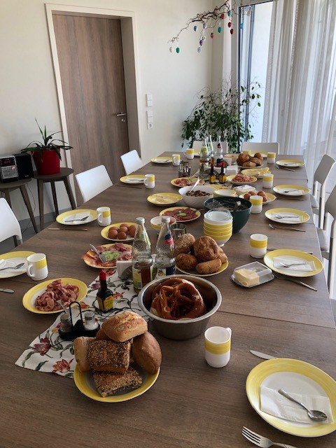 Reich gedeckte Frühstückstafel