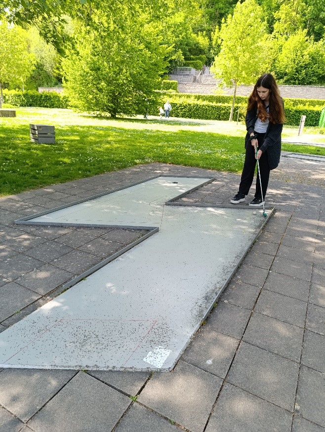Bewohnerin spielt Minigolf