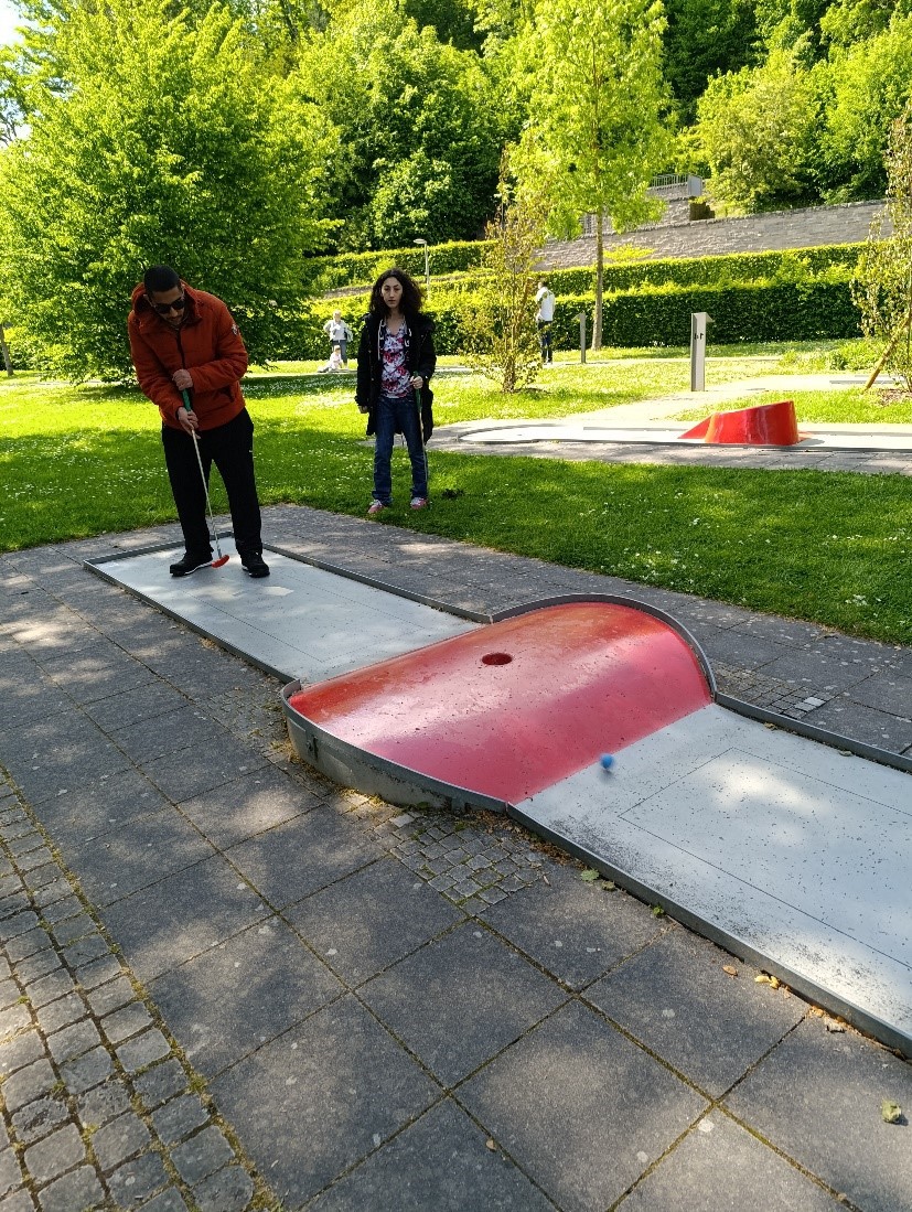 Bewohner spielt Minigolf