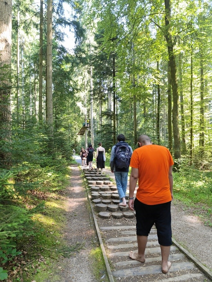 Bewohner/innen laufen den Barfu&szlig;pfad