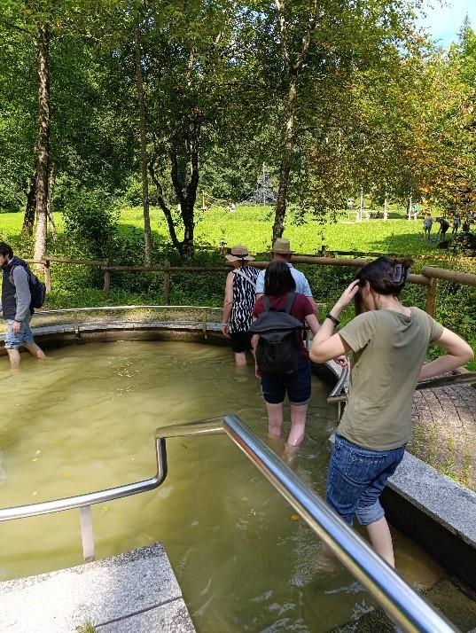 Bewohner/innen laufen im Kneipp-Becken