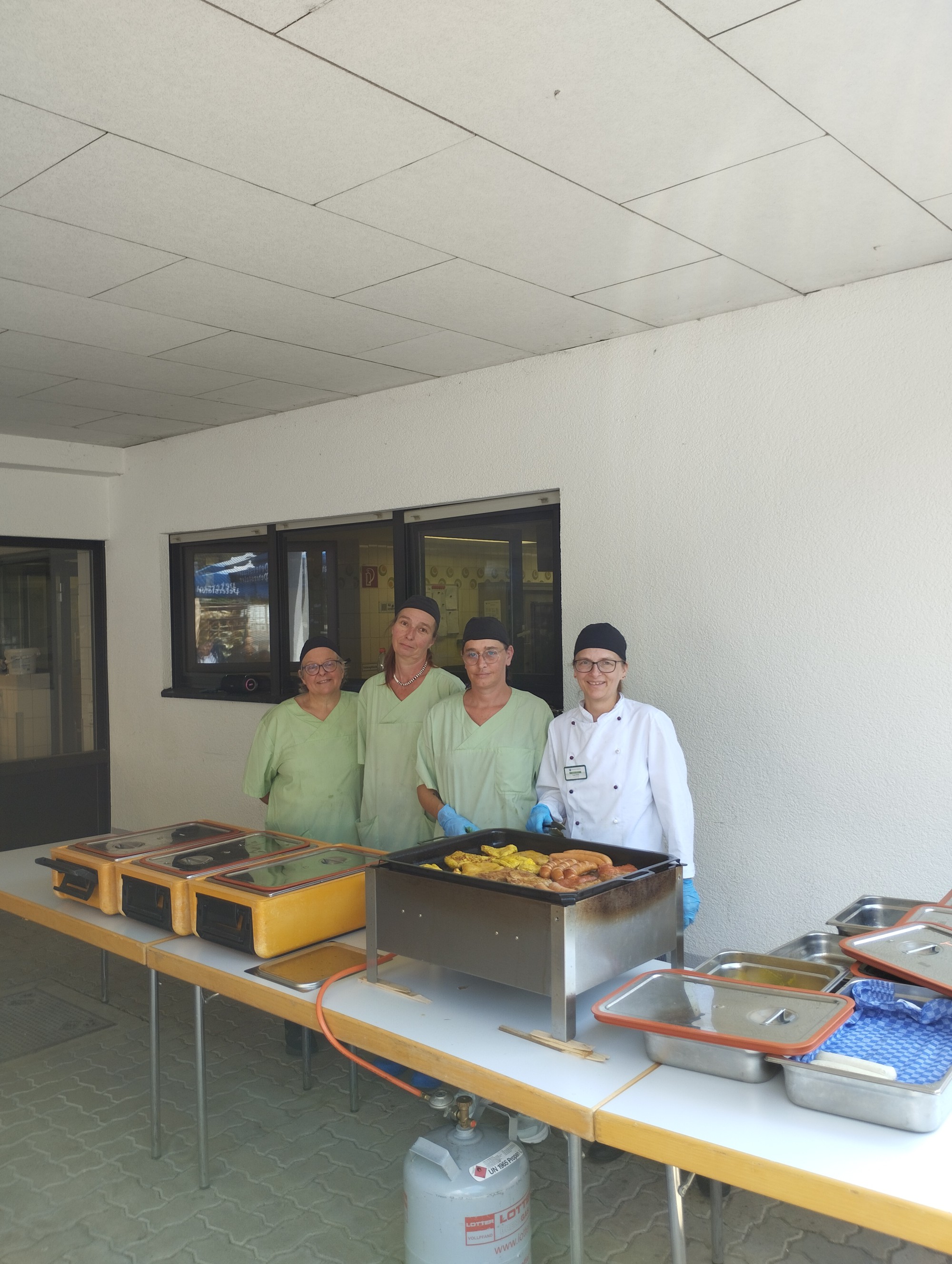 Gruppenfoto am Buffet