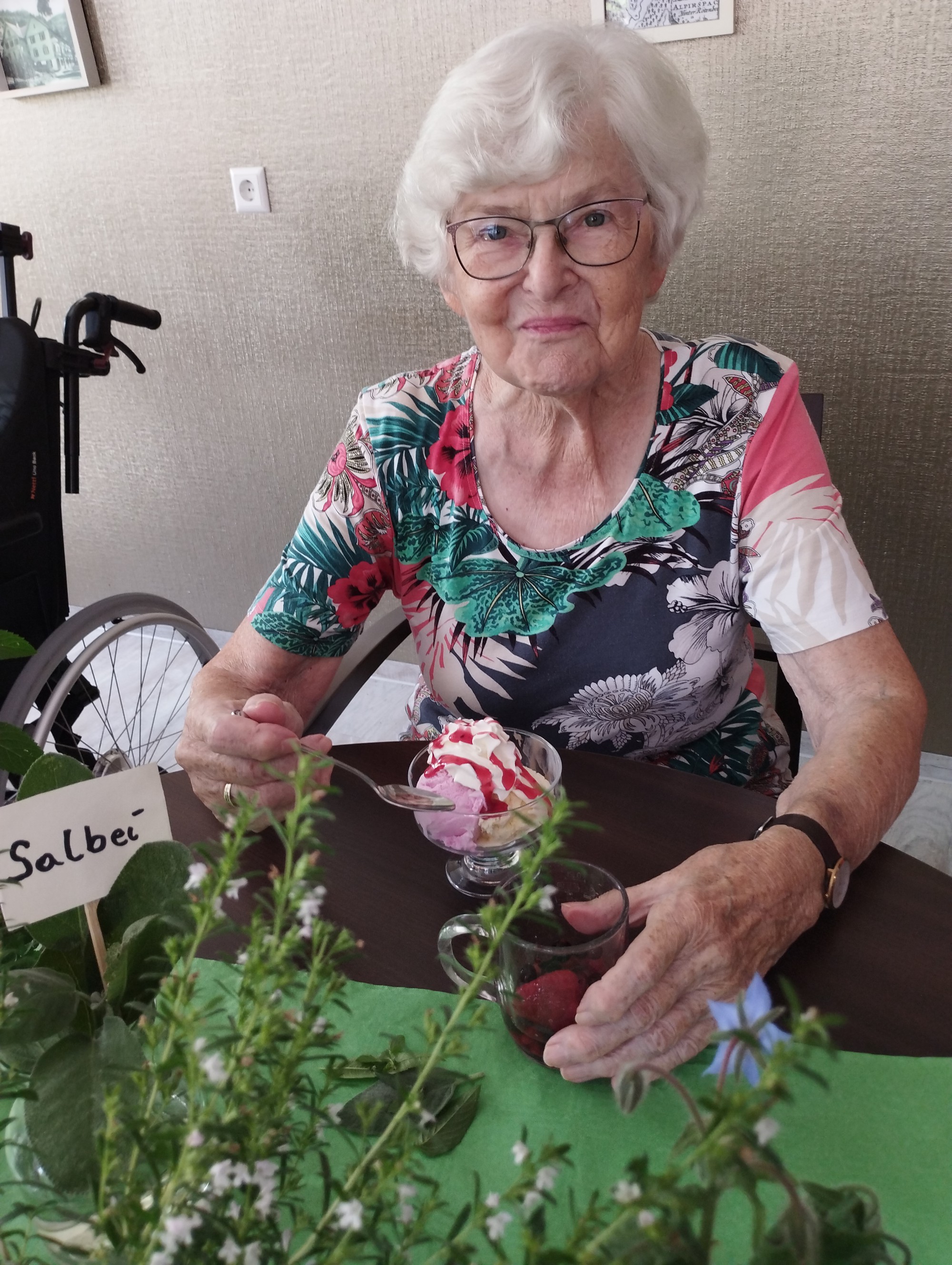 Bewohnerin mit Eisbecher