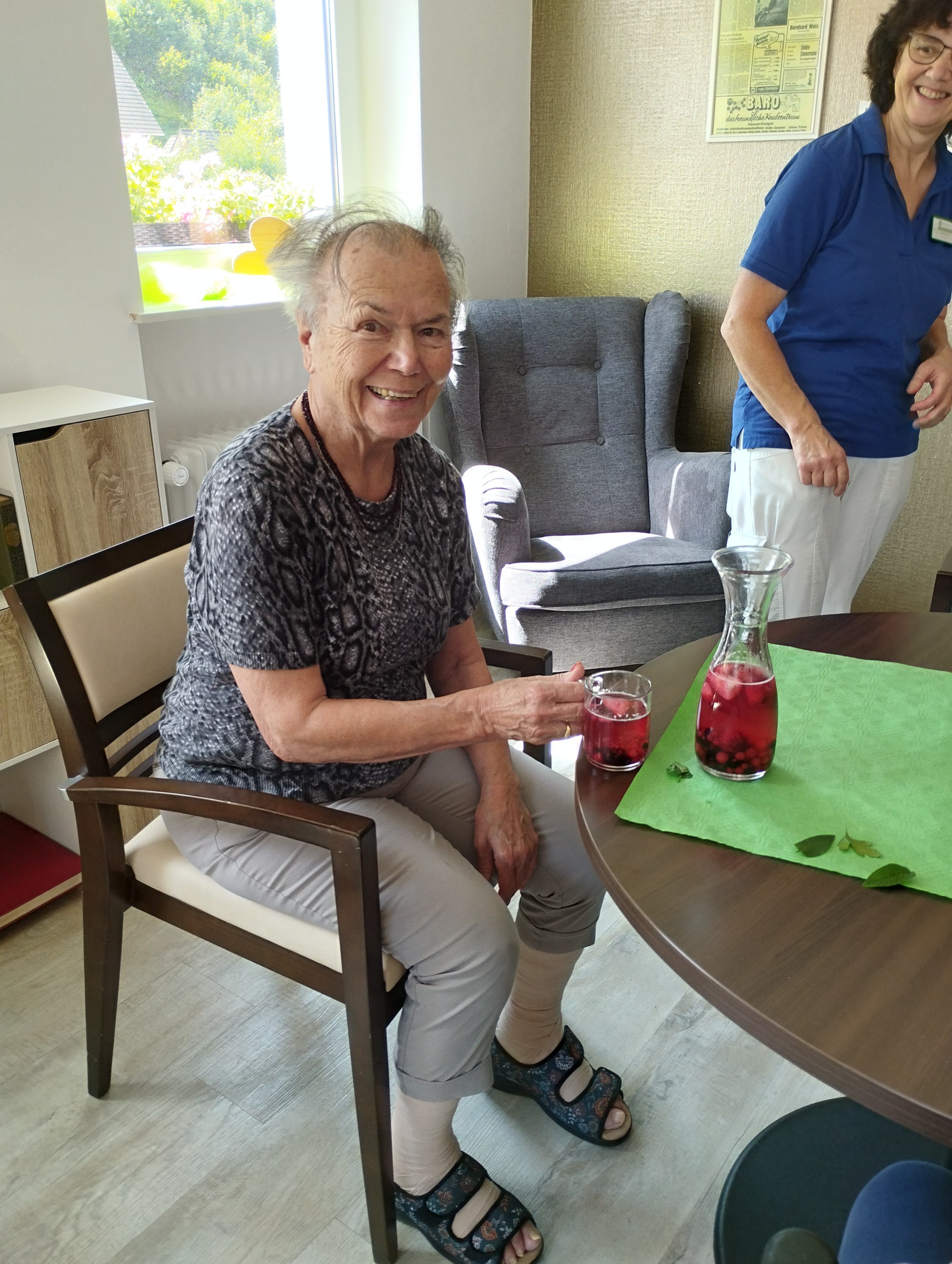 Bewohnerin mit frischem Getränk