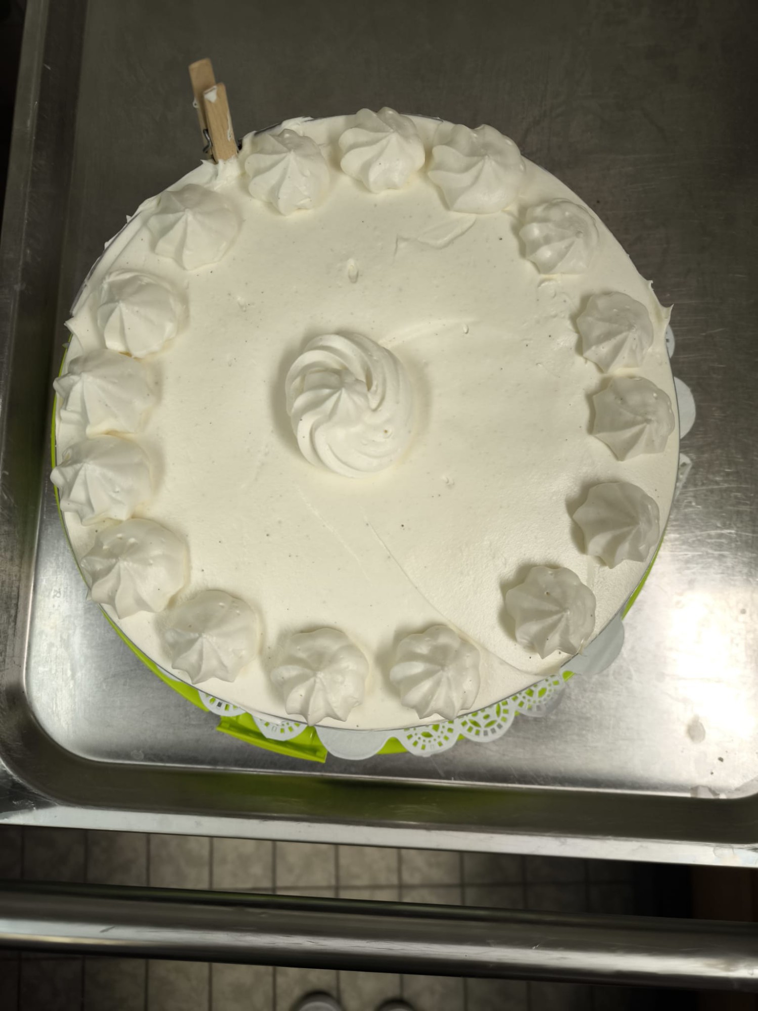 Selbstgebackene und verzierte Torte